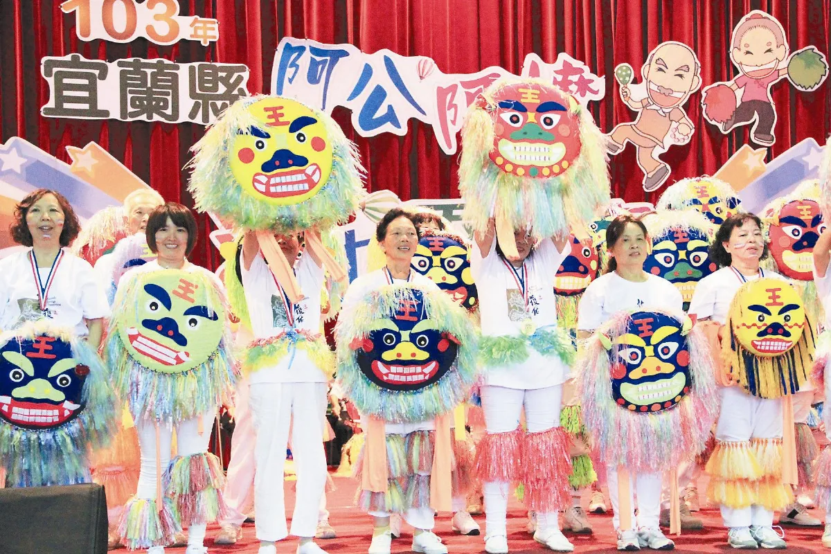 阿公阿嬤唱跳 台上秀活力