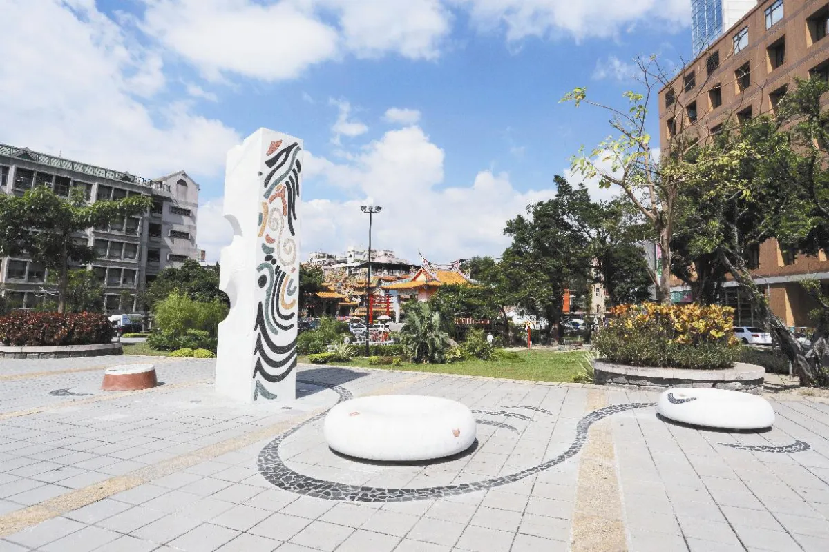 裝置藝術玩創意  鹹光餅當椅坐