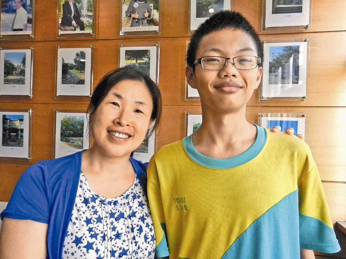 14歲孝子 照顧病父總是說「好」