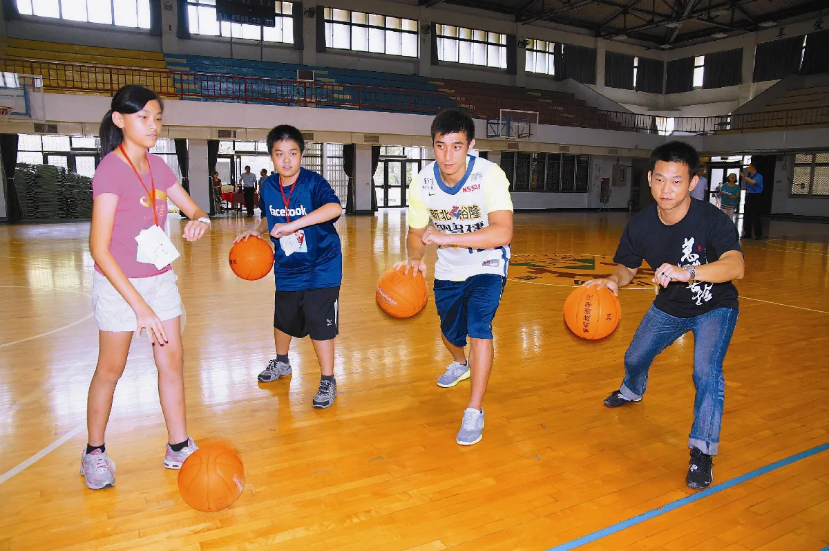 好小子阿國上演功夫灌籃 籲戒菸