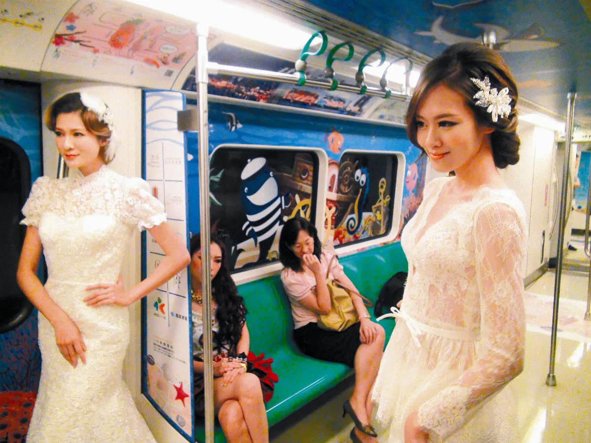 高捷甜蜜列車 上演婚紗秀
