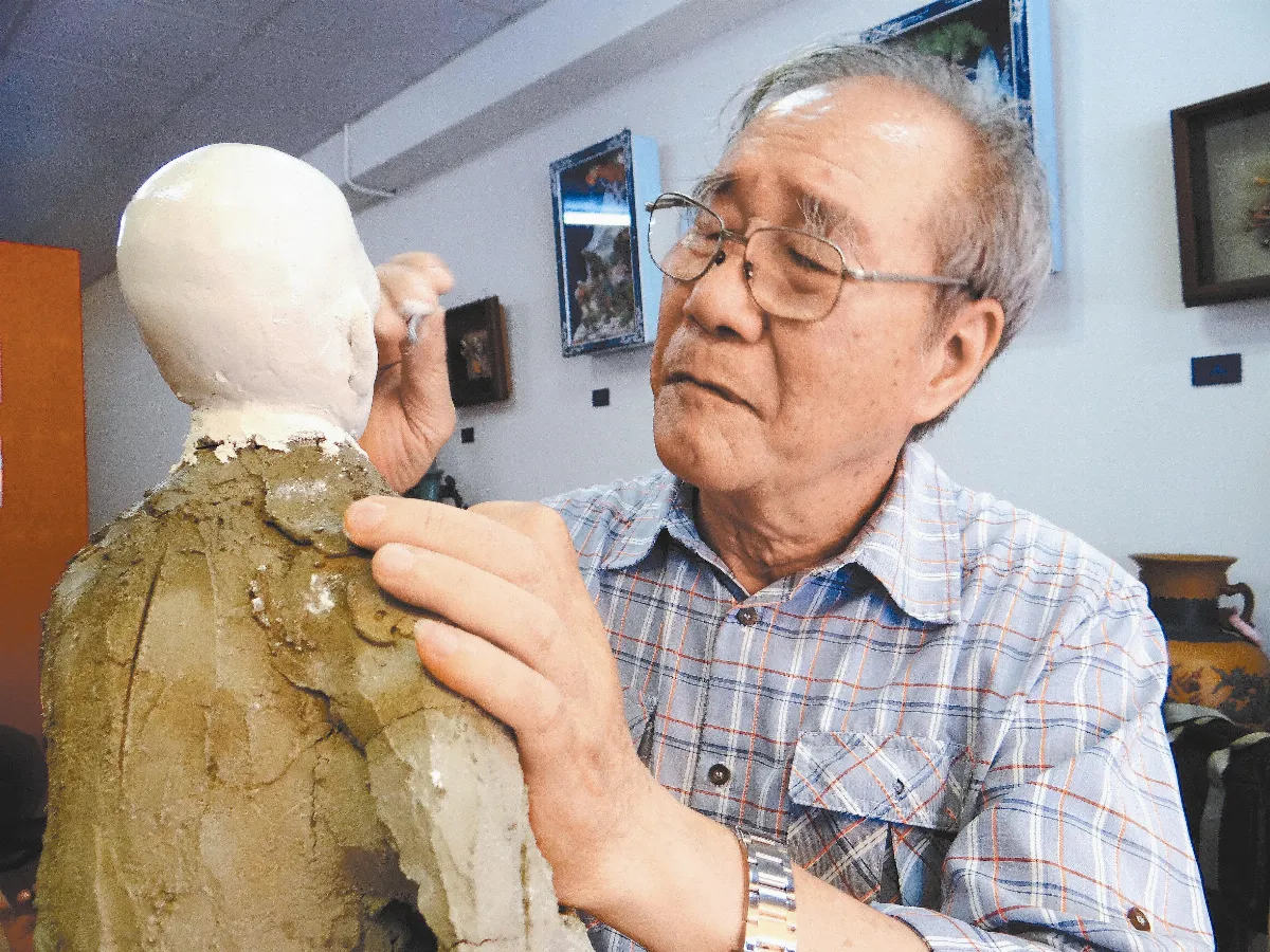 北港廟街設剪黏工坊 許哲彥獻藝