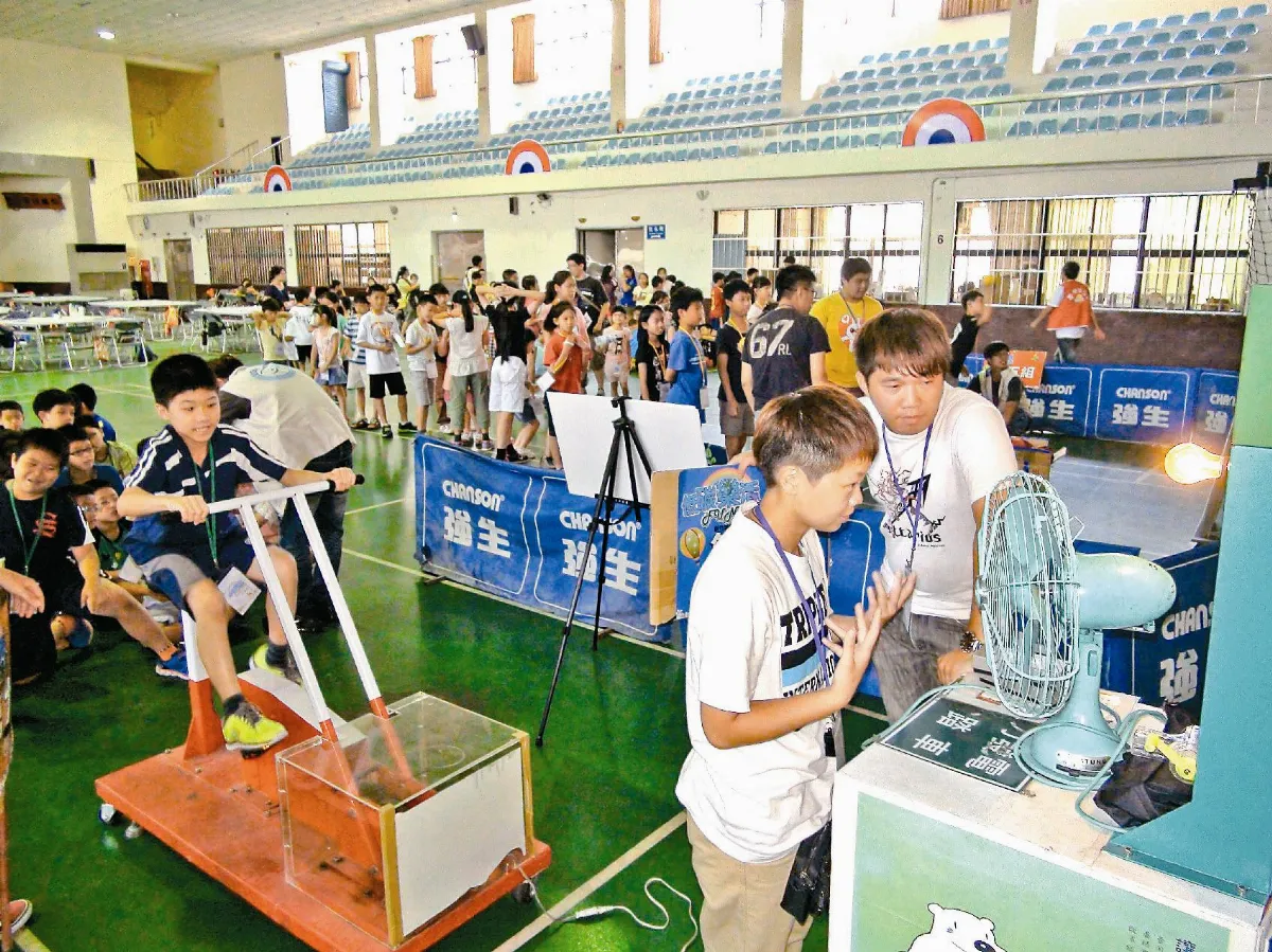 踩發電機 享受涼風