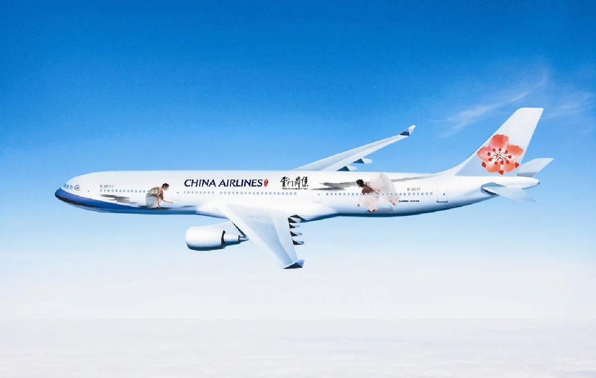 華航雲門彩繪機上青天