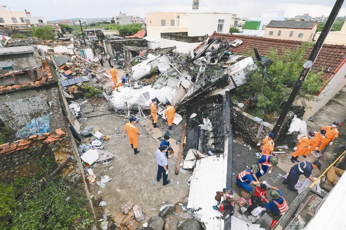 冒雨搶救 搜救員手捧屍塊