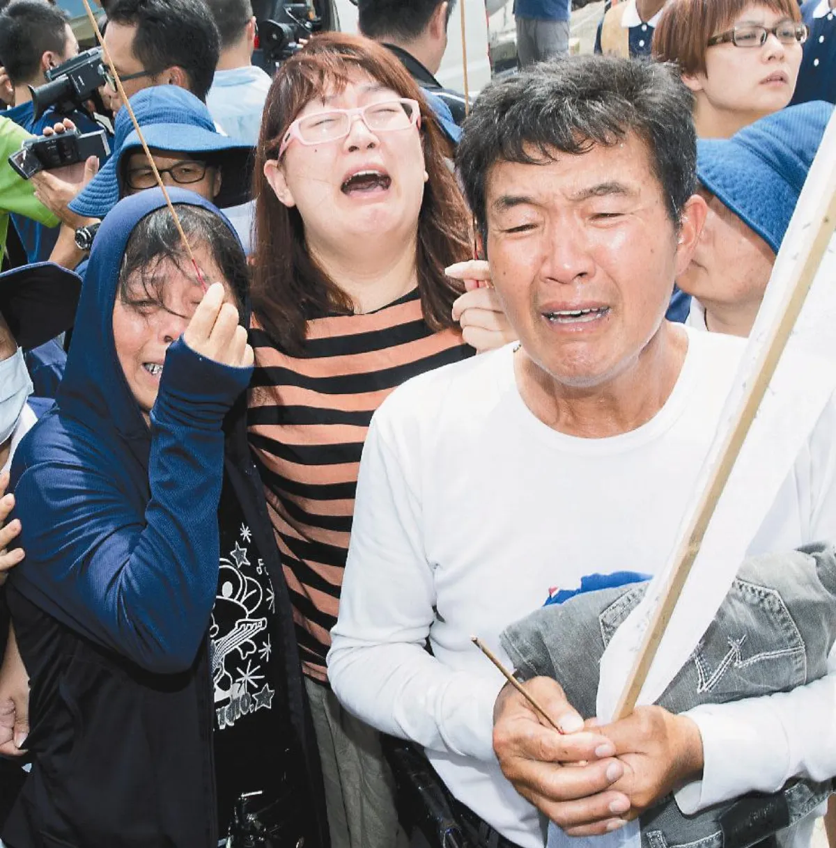 冒雨搶救 搜救員手捧屍塊