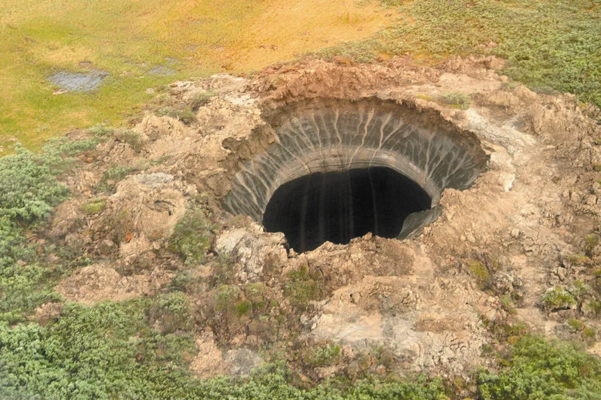 UFO來襲？ 俄現80公尺巨洞