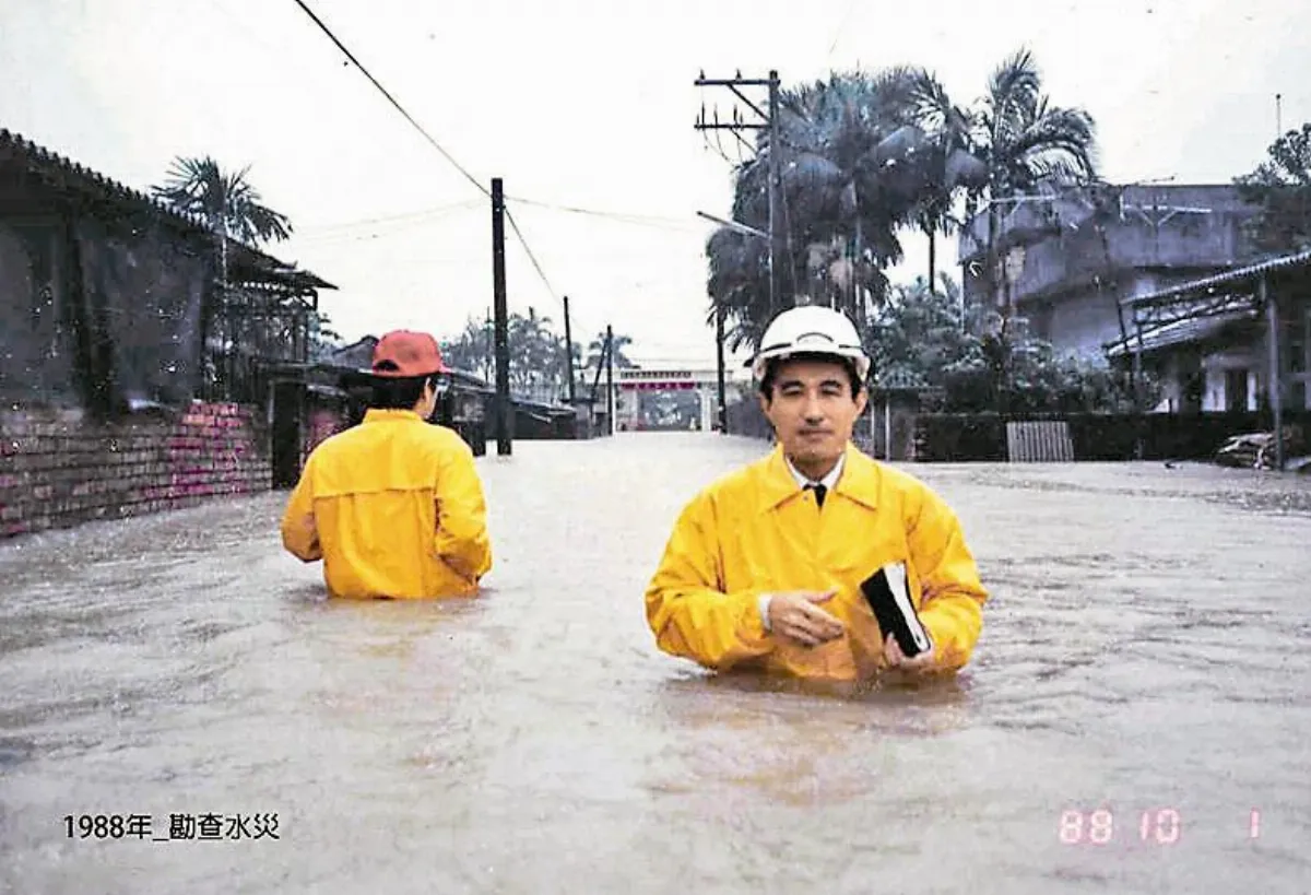 勘災泡水 陳定南老照片網路瘋傳