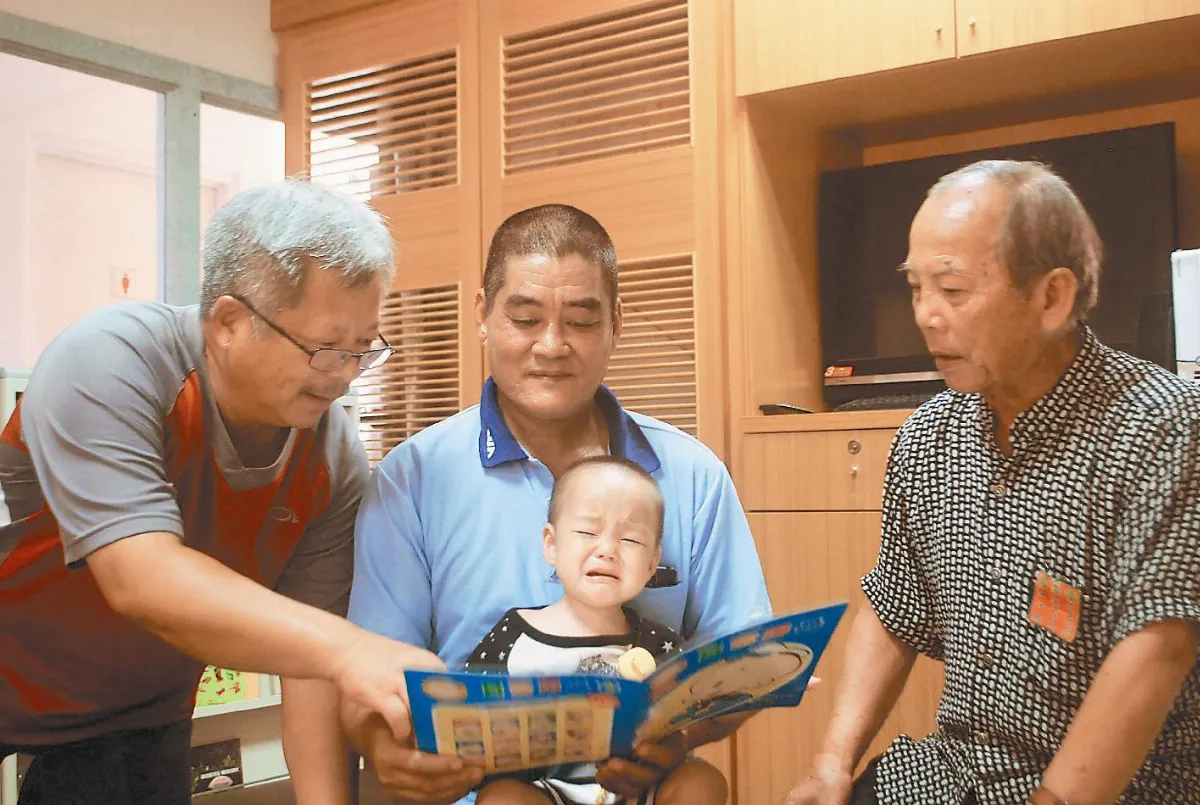 老爸苦撐 育子成長