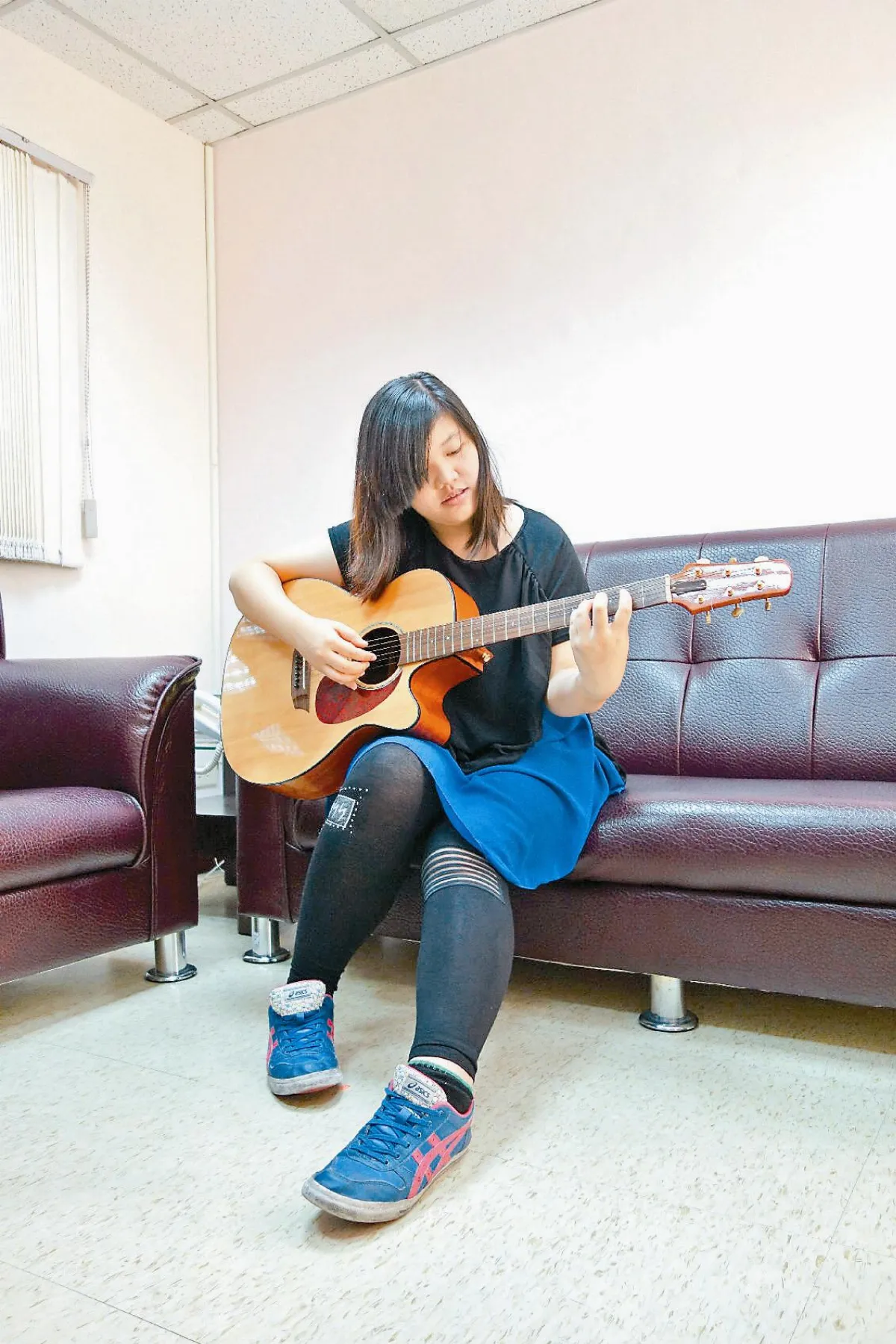 貧女打工養家 伏冒熱飲譜音樂夢