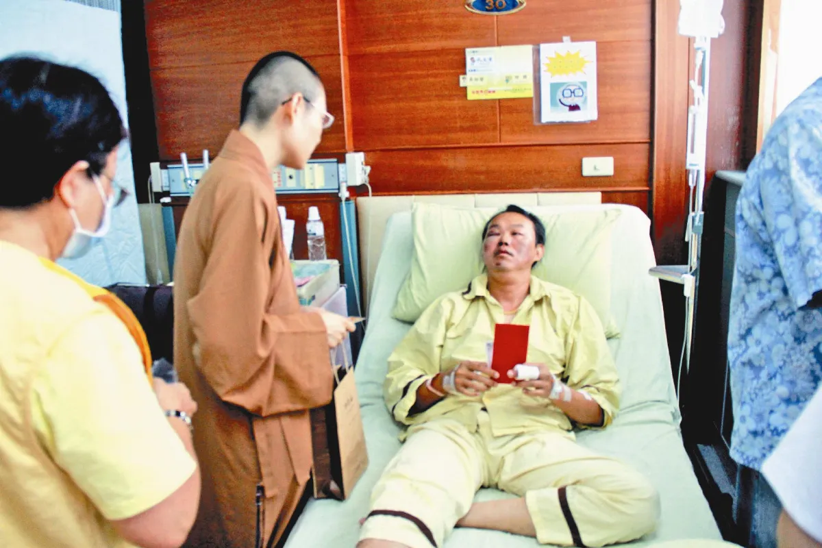 人孔蓋爆衝二樓高   生死一瞬間 就接到會長關懷電話