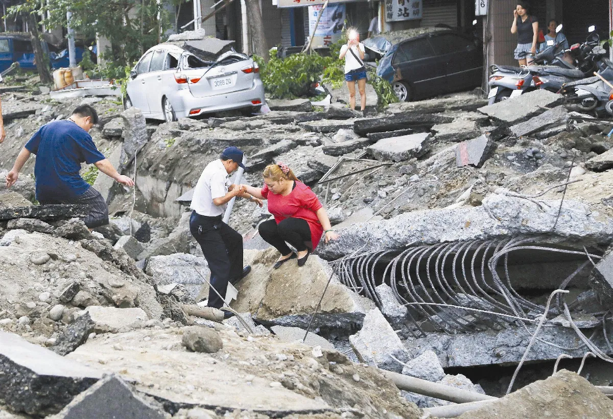 高雄如戰場 路變形 走在鬧區像朔溪