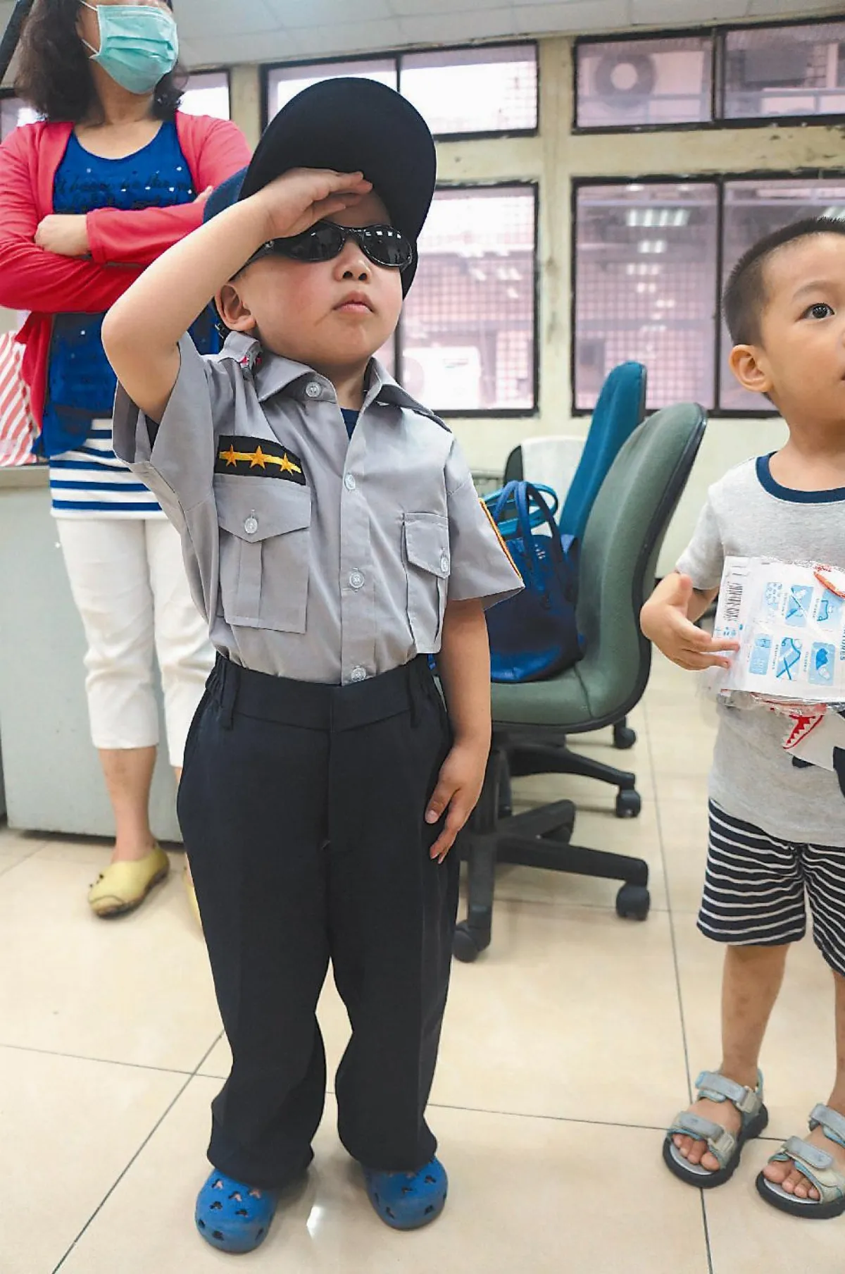 4歲白血病童 當警圓夢