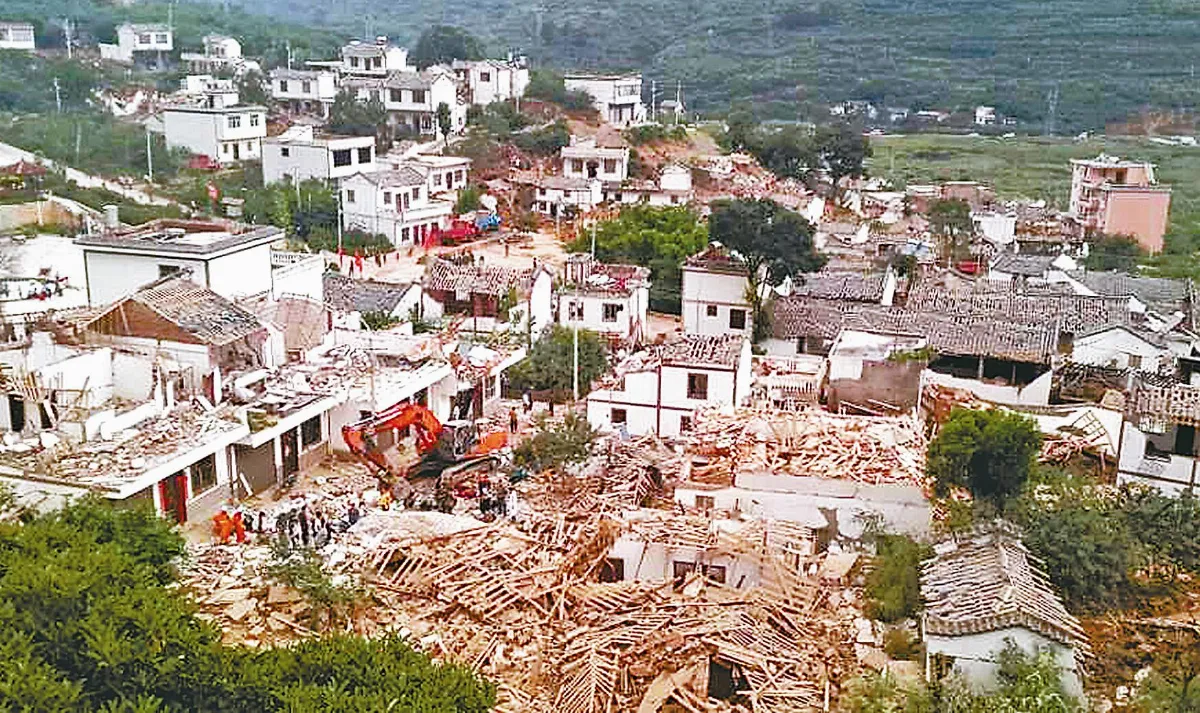 雲南地震近400死 雷雨阻救援