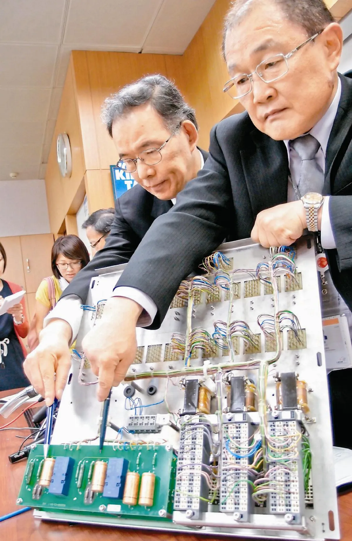 高鐵遭雷擊延誤 1.5萬人可退費