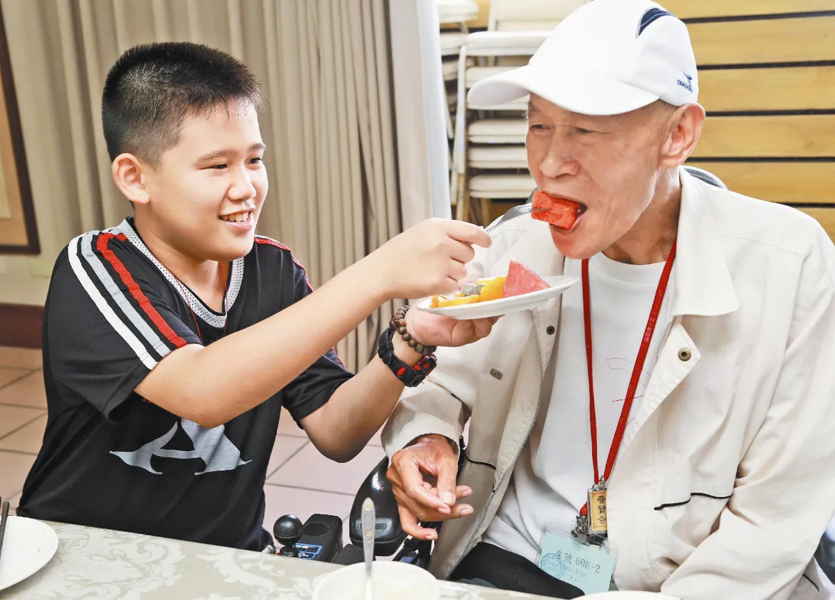男童貼心伴長者 普賢寺一對寶