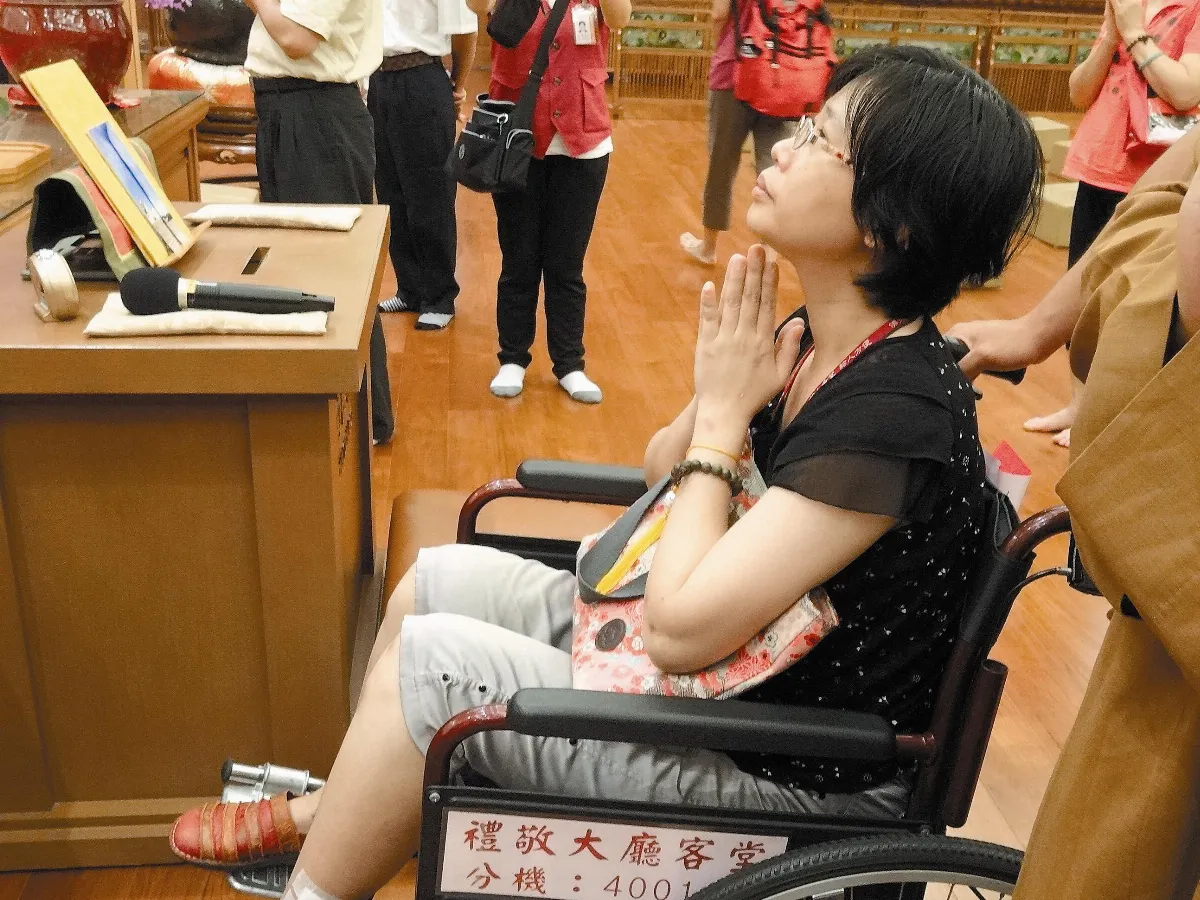 氣爆災民玉佛殿祈願 與佛接心