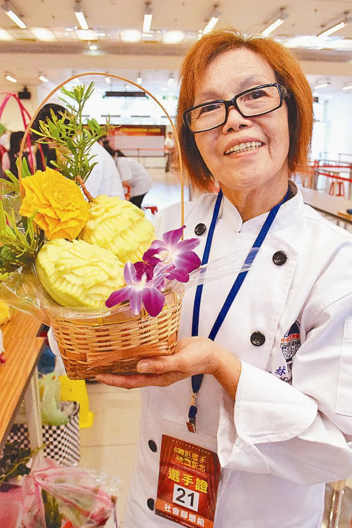 苦學8年 65歲嬤果雕奪銅
