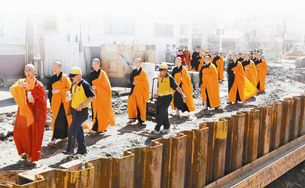 高雄氣爆三七 法師災區灑淨 安住民心