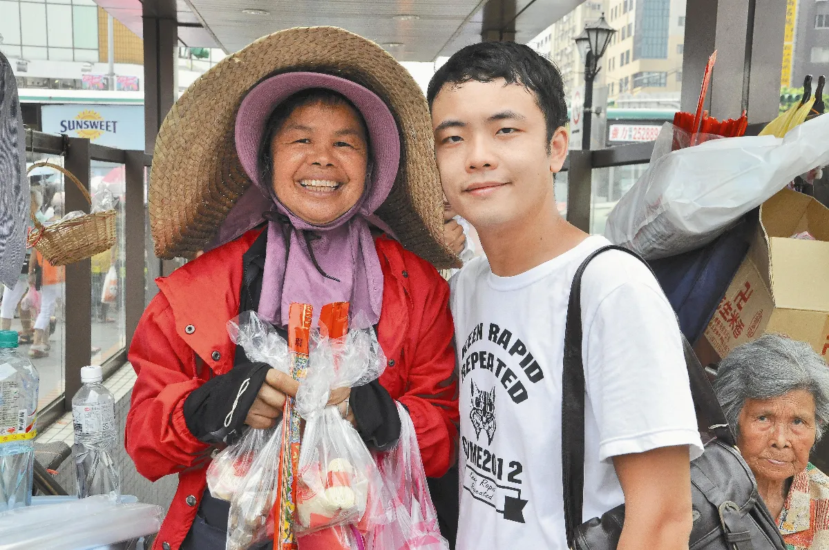 婆婆賣香20年 淚眼告別行天宮
