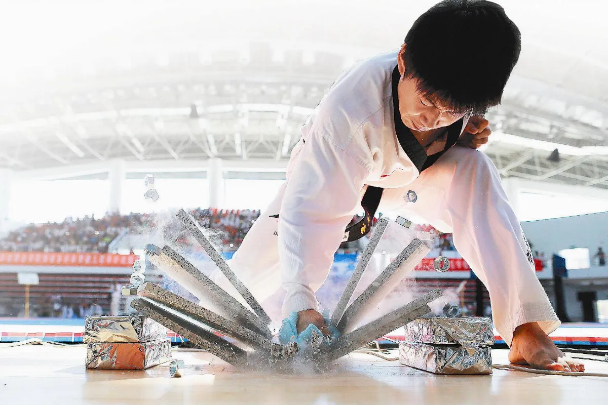 這一拳，板子斷了