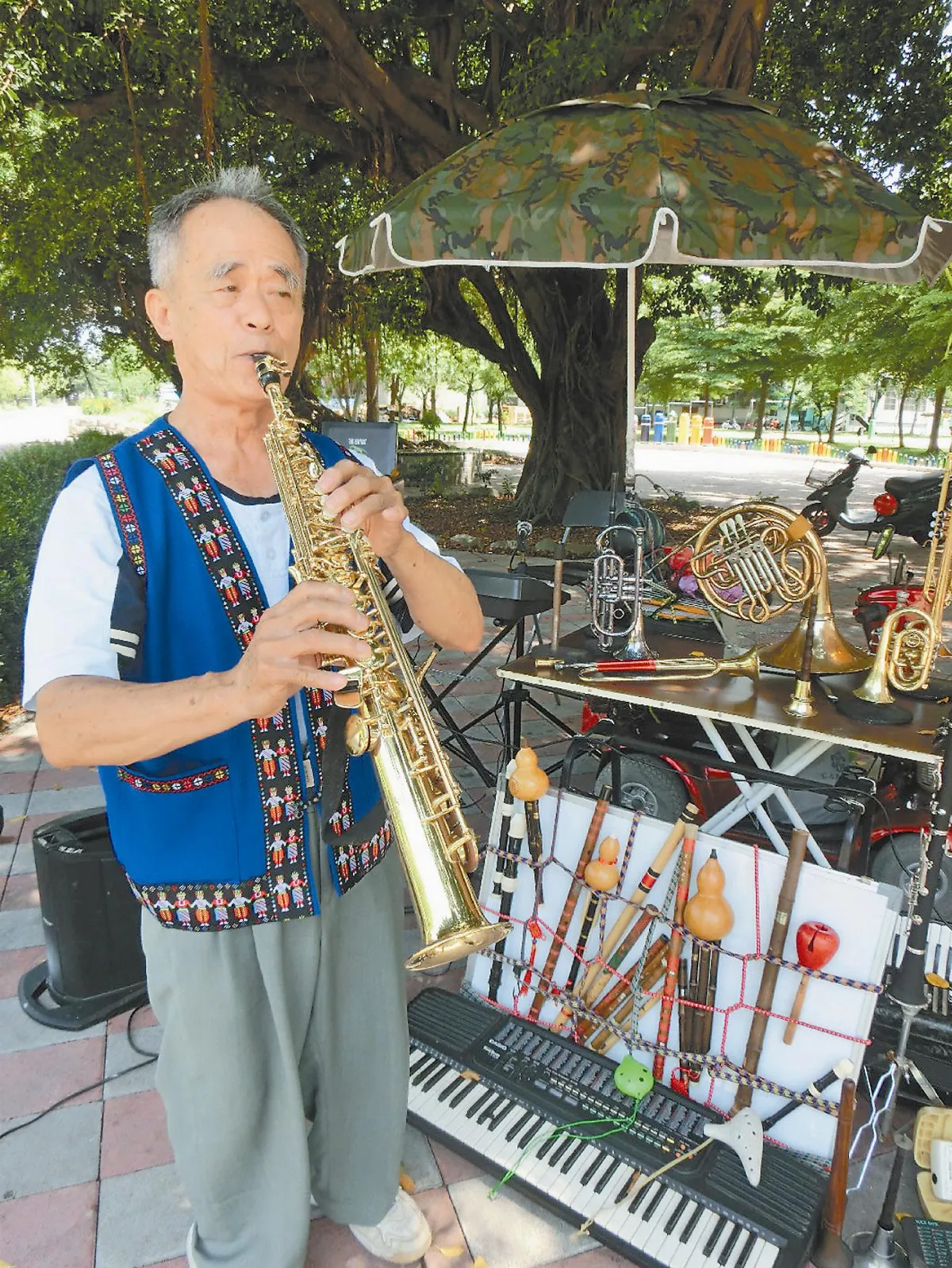 退休校長 能奏百件樂器