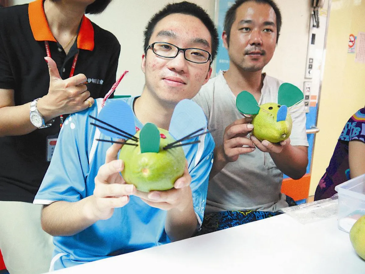 做柚子娃娃 早療兒笑了
