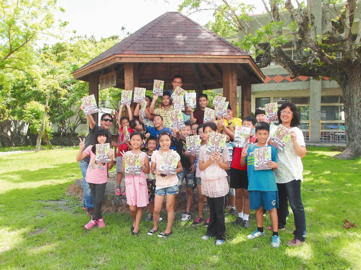 璞石畫說故事 源城國小出書