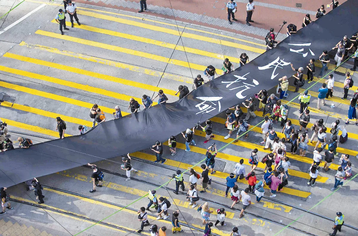 港占中遊行 拉半公里長黑布