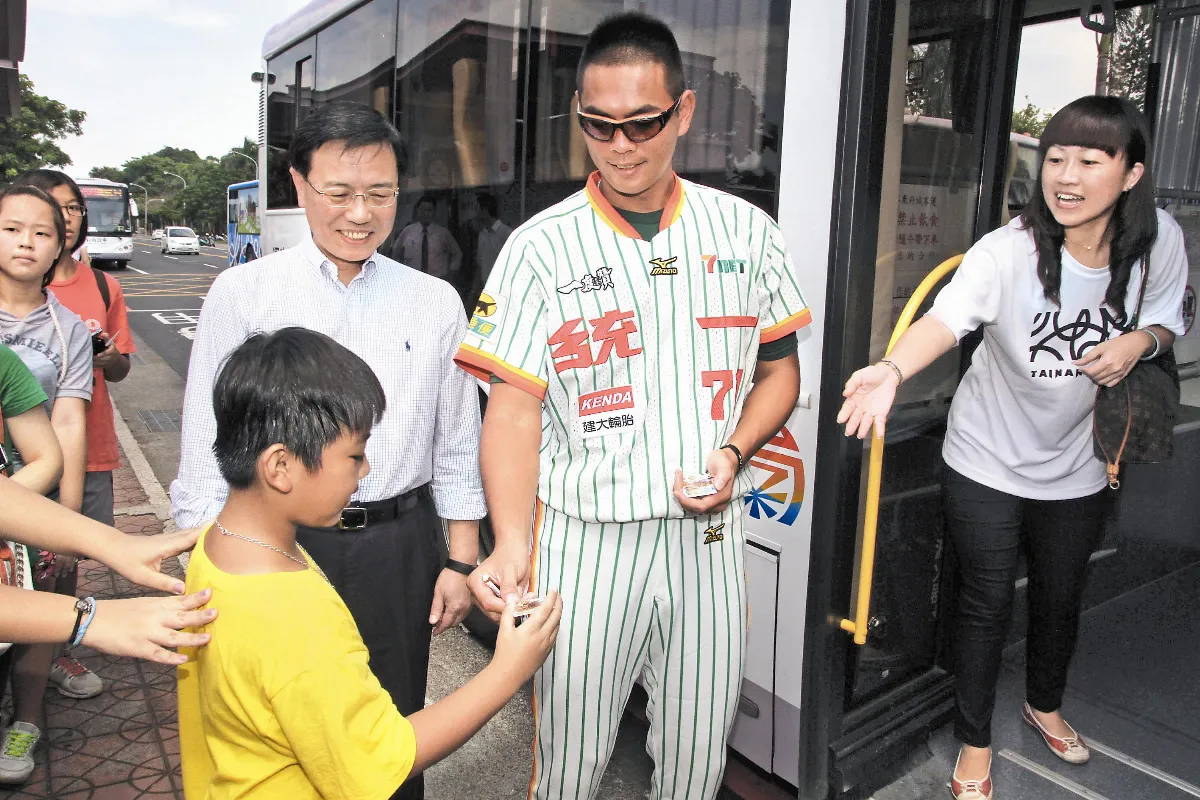 響應無車日 統一獅球星搭公車