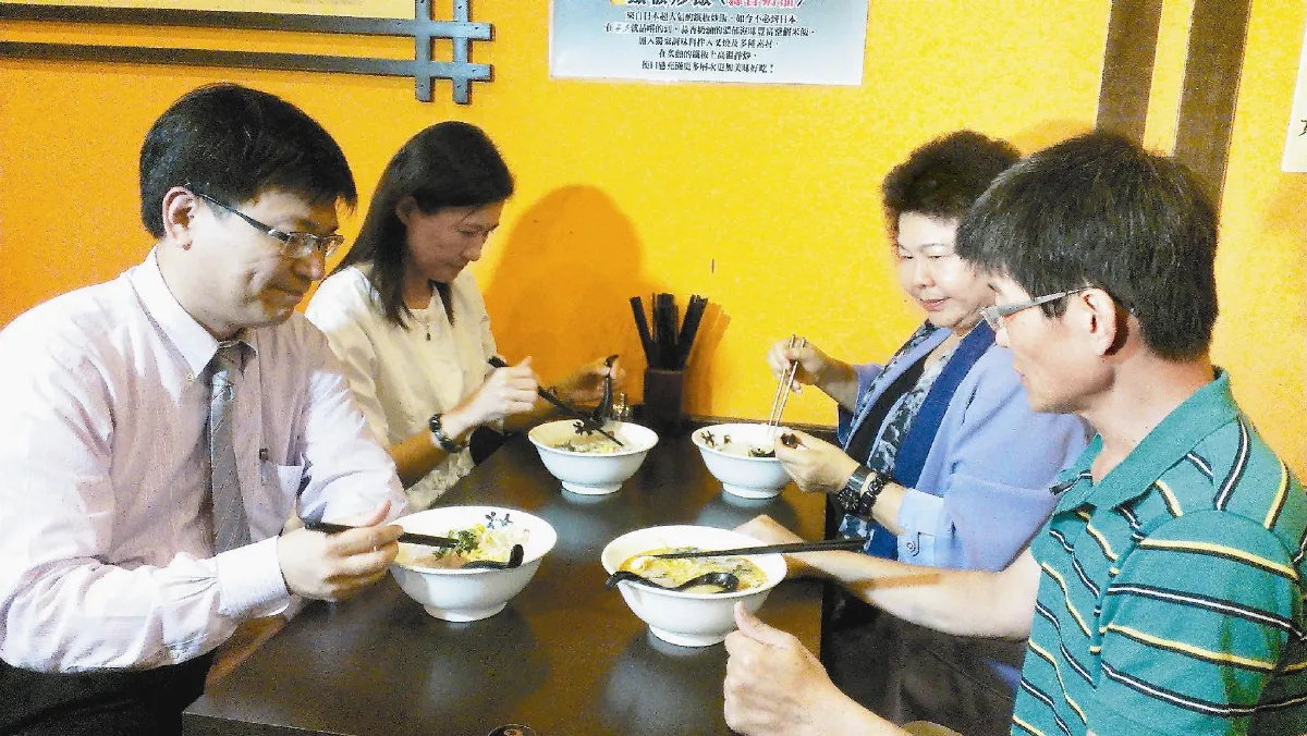 收拾悲痛作公益 氣爆麵店揮痛再出發 陳菊捧場