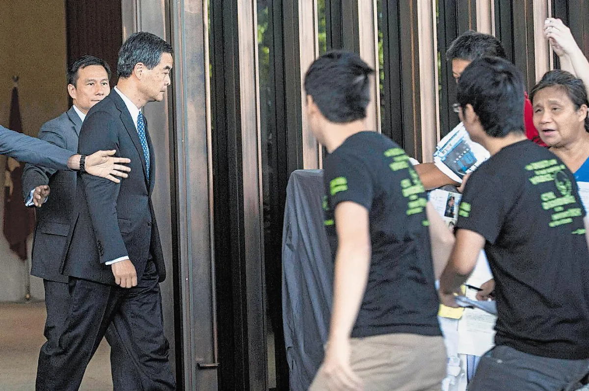 限梁振英48小時回應 港罷課升級 學生闖特首辦促對話