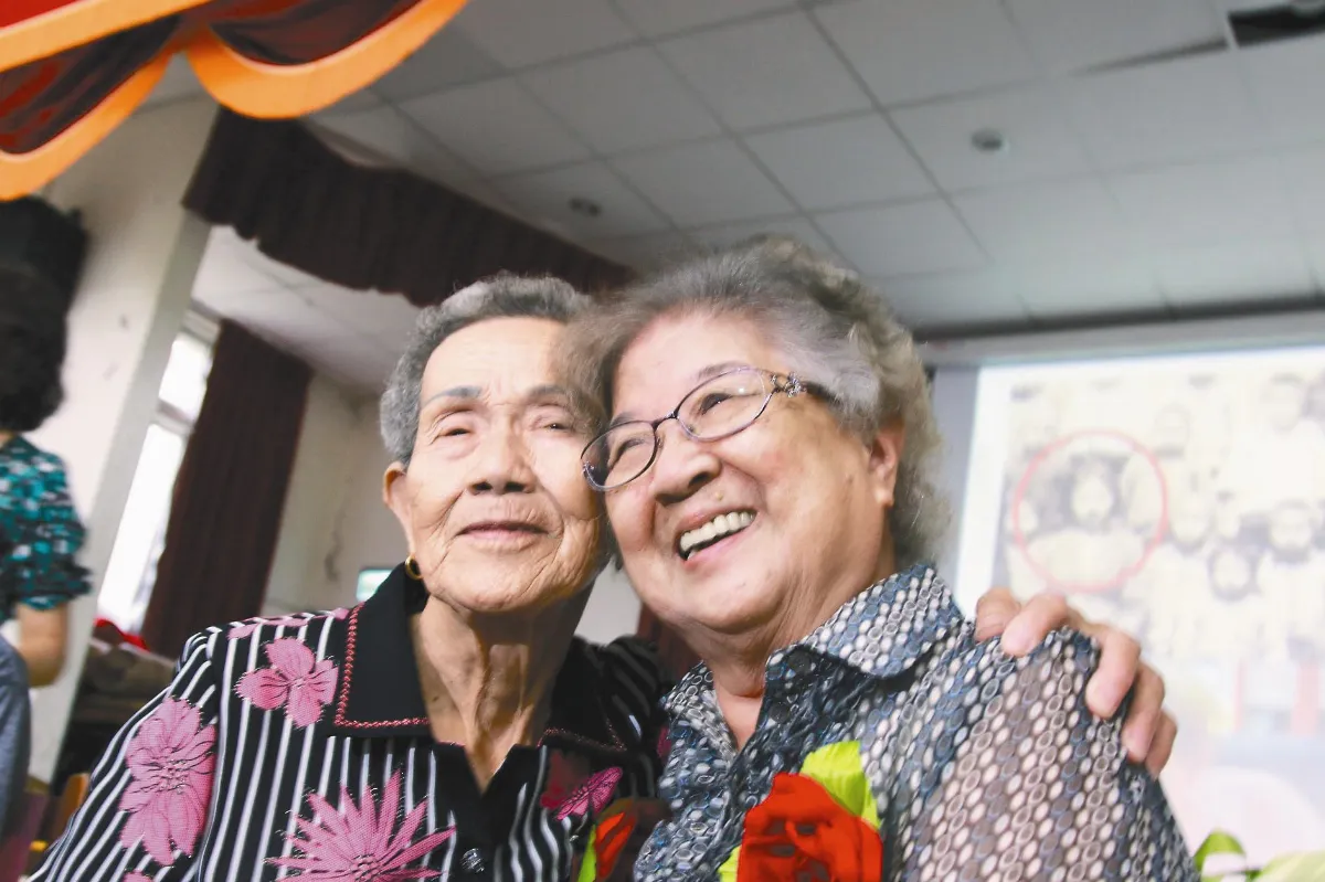 闊別70年 9旬師與8旬生重逢