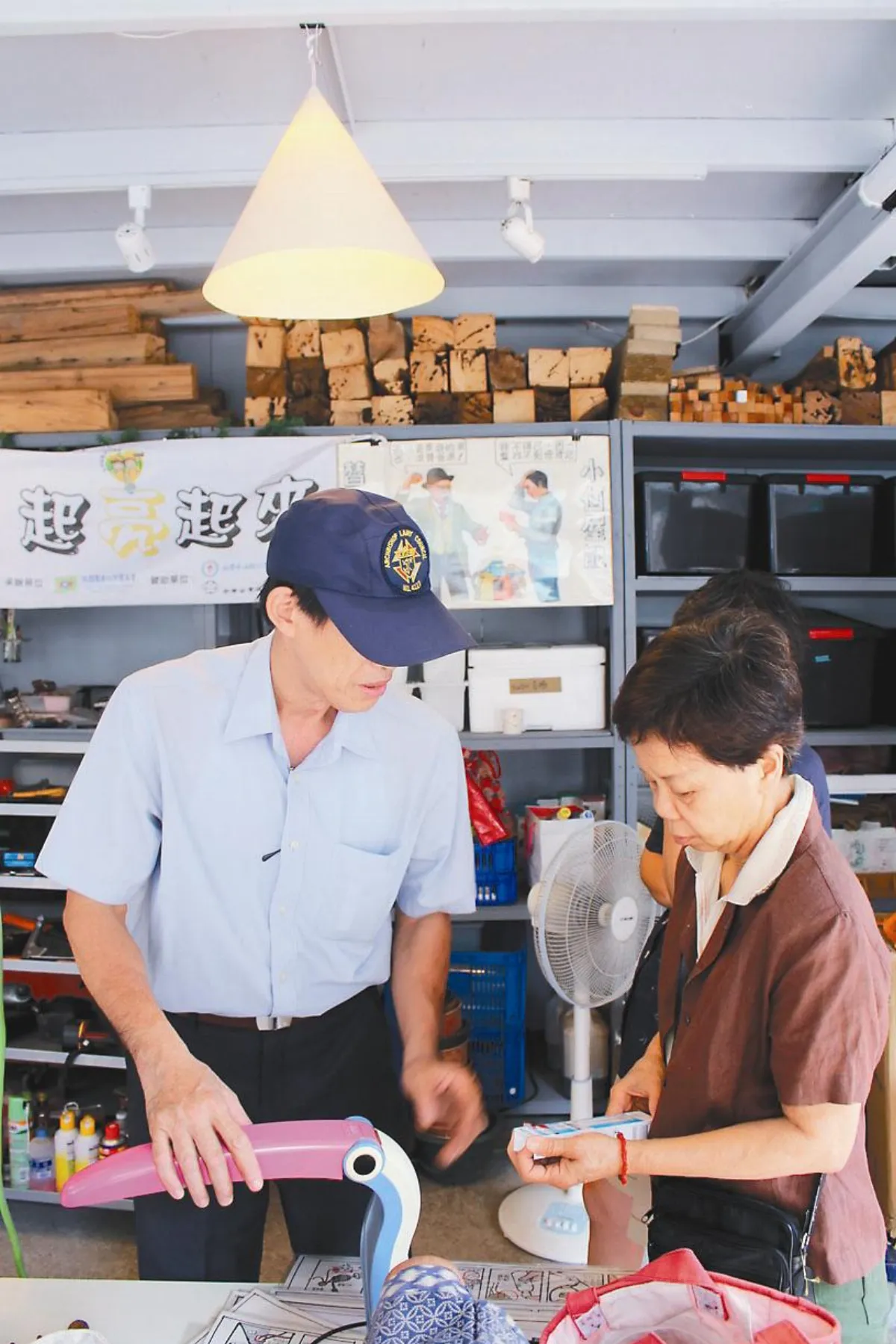 不僅聊是非 咖啡館還可修東西