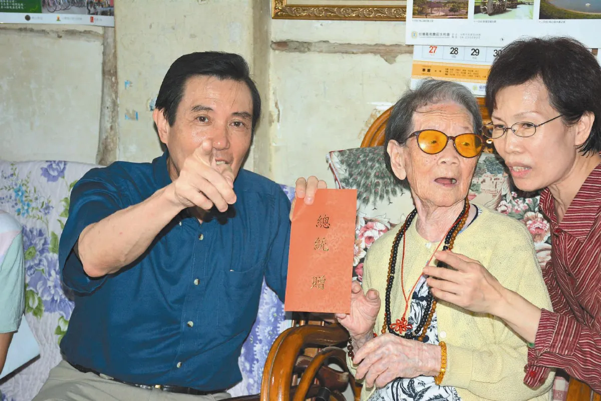 大人與人瑞 請看鏡頭