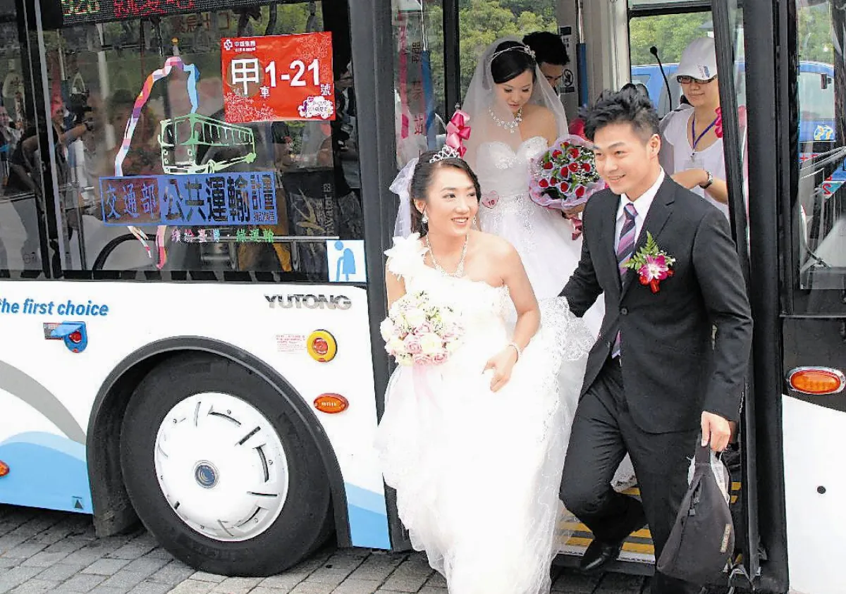 搭BRT集體結婚 73對新人永難忘