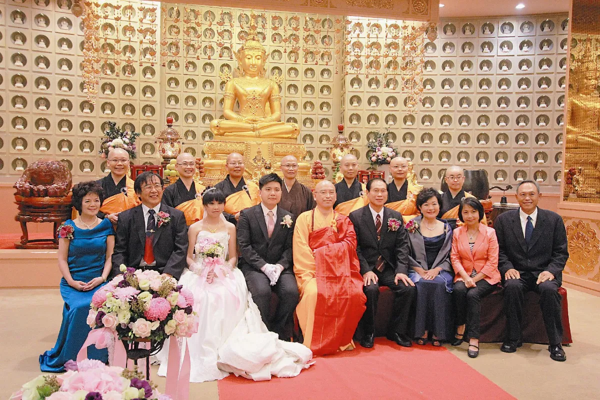開館創舉 金佛座前締結良緣