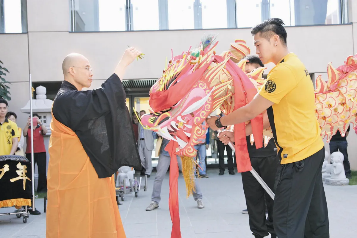 巴黎舞龍舞獅點睛 為中法青年搭橋