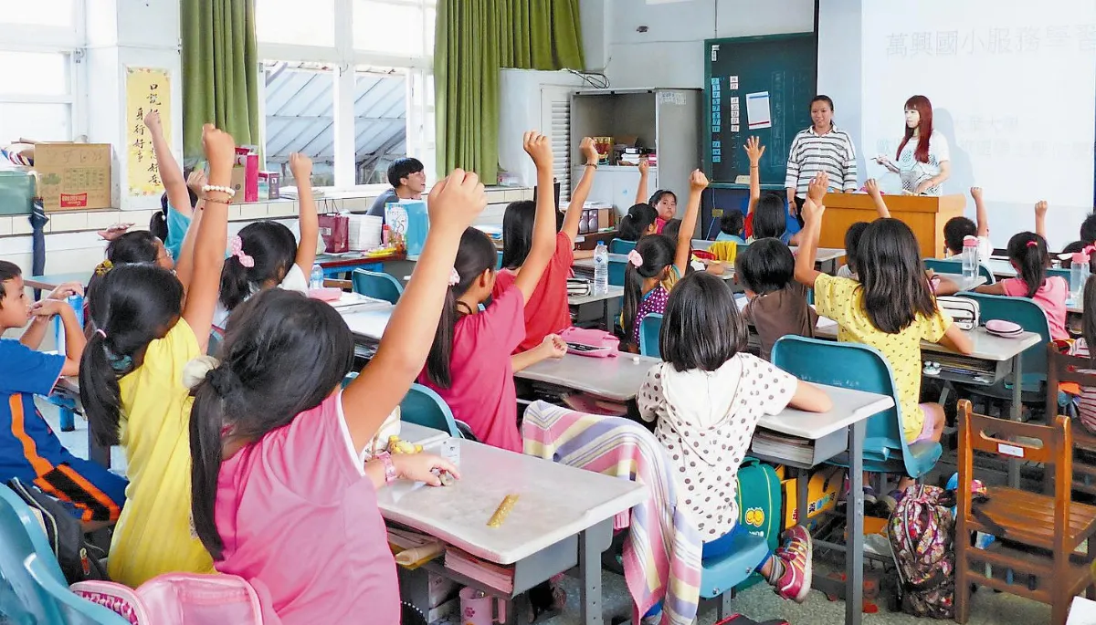 大學生教法語 小學生學得快