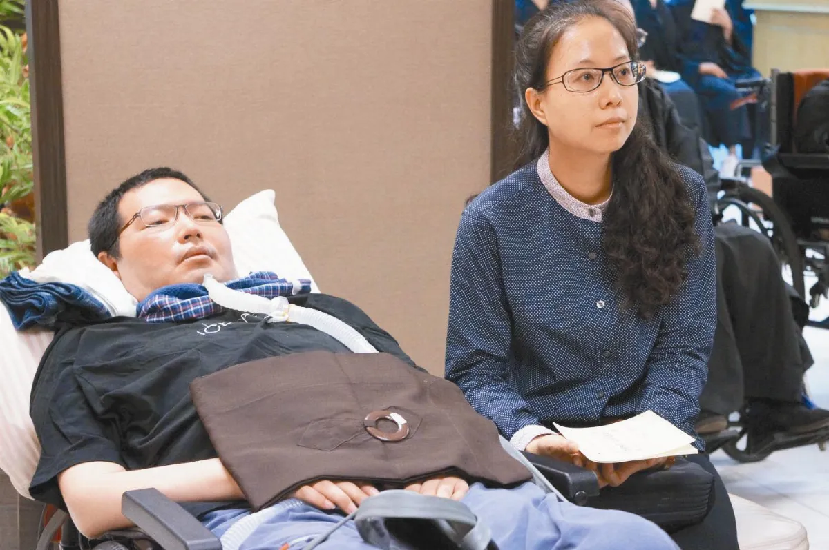 愛妻陪伴  漸凍人陳大謀受持五戒