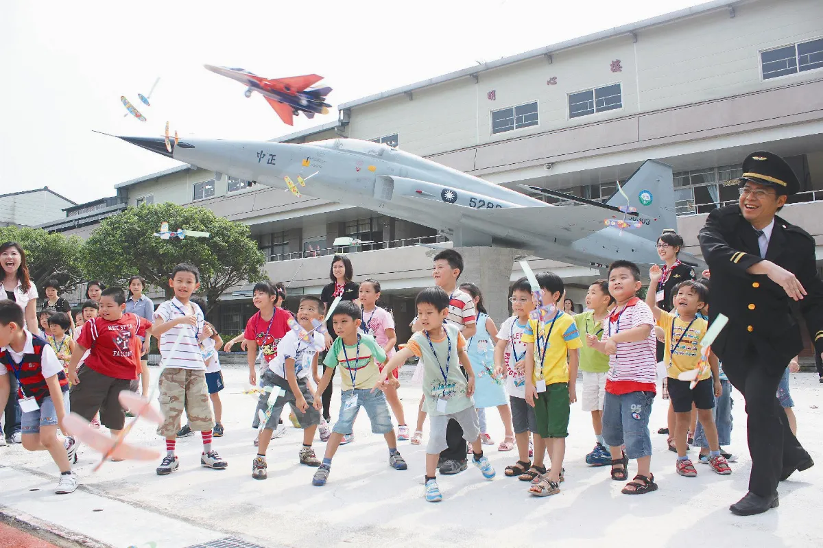 活化校園 F-5E 帶著白雲國小上雲端