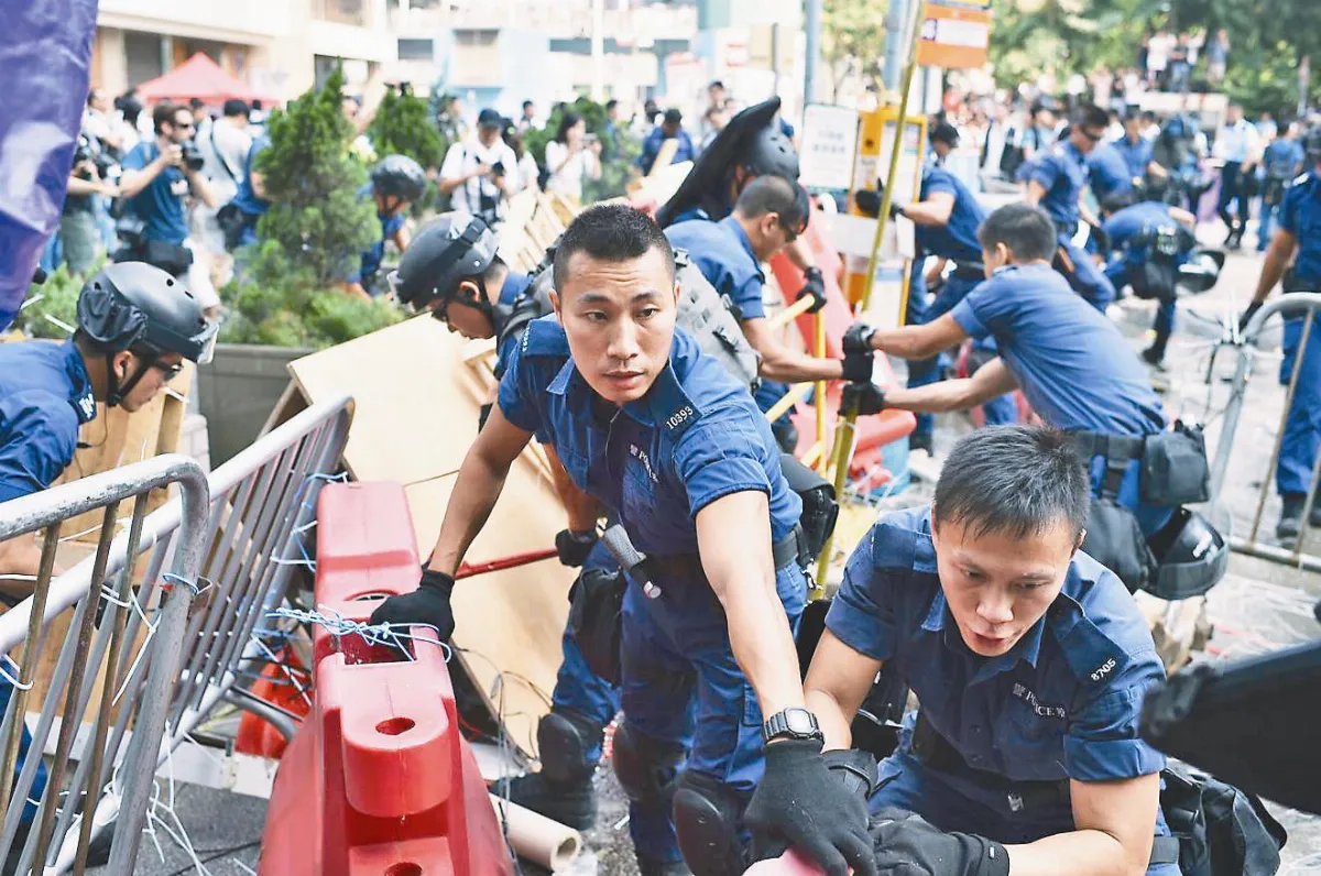 占中清場呼之欲出？ 港警強勢清路障