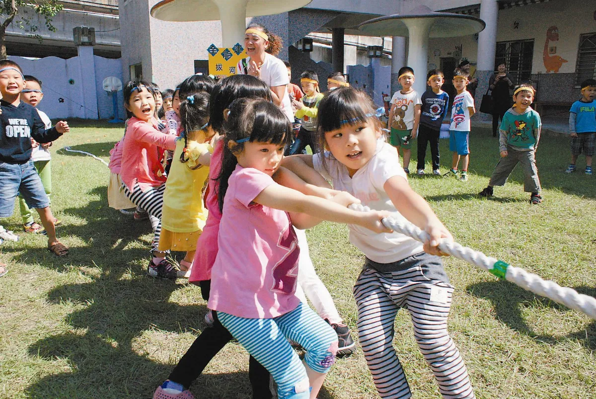 小朋友拔河 學團結合作