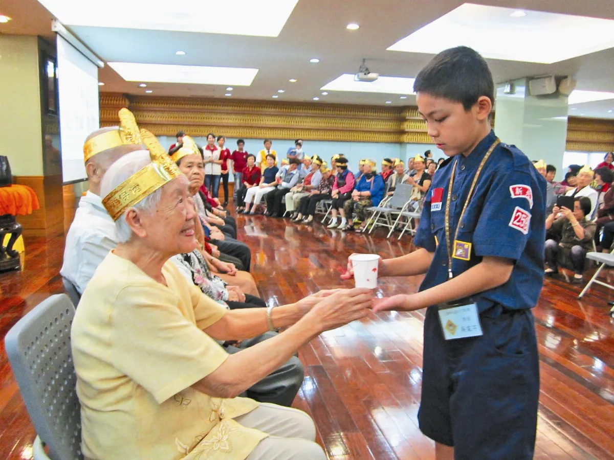 三重童軍奉茶 老寶貝笑容滿面