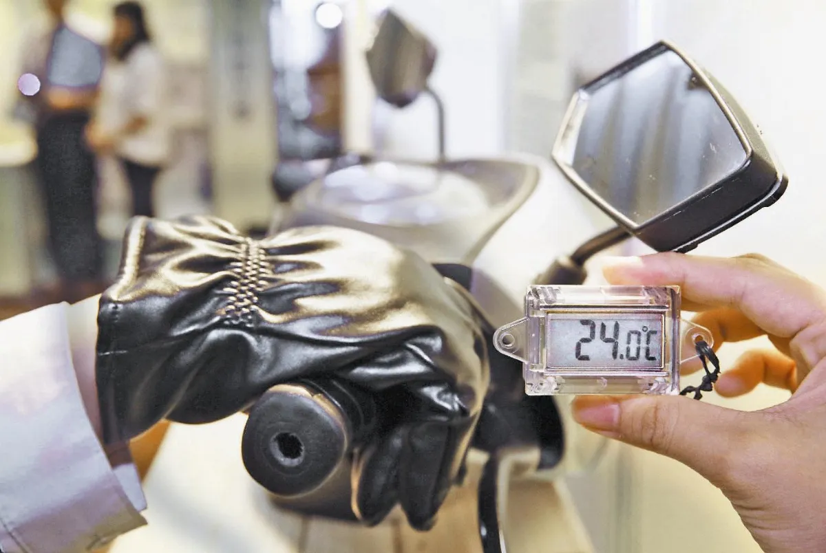 技專校院 展現成果 機車多功手套 邊保暖邊充電