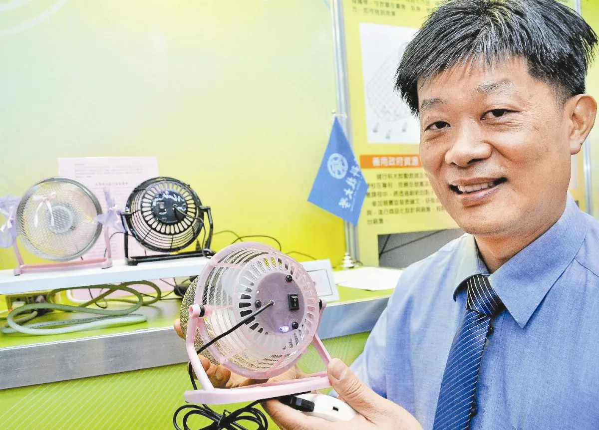 技專校院 展現成果 機車多功手套 邊保暖邊充電