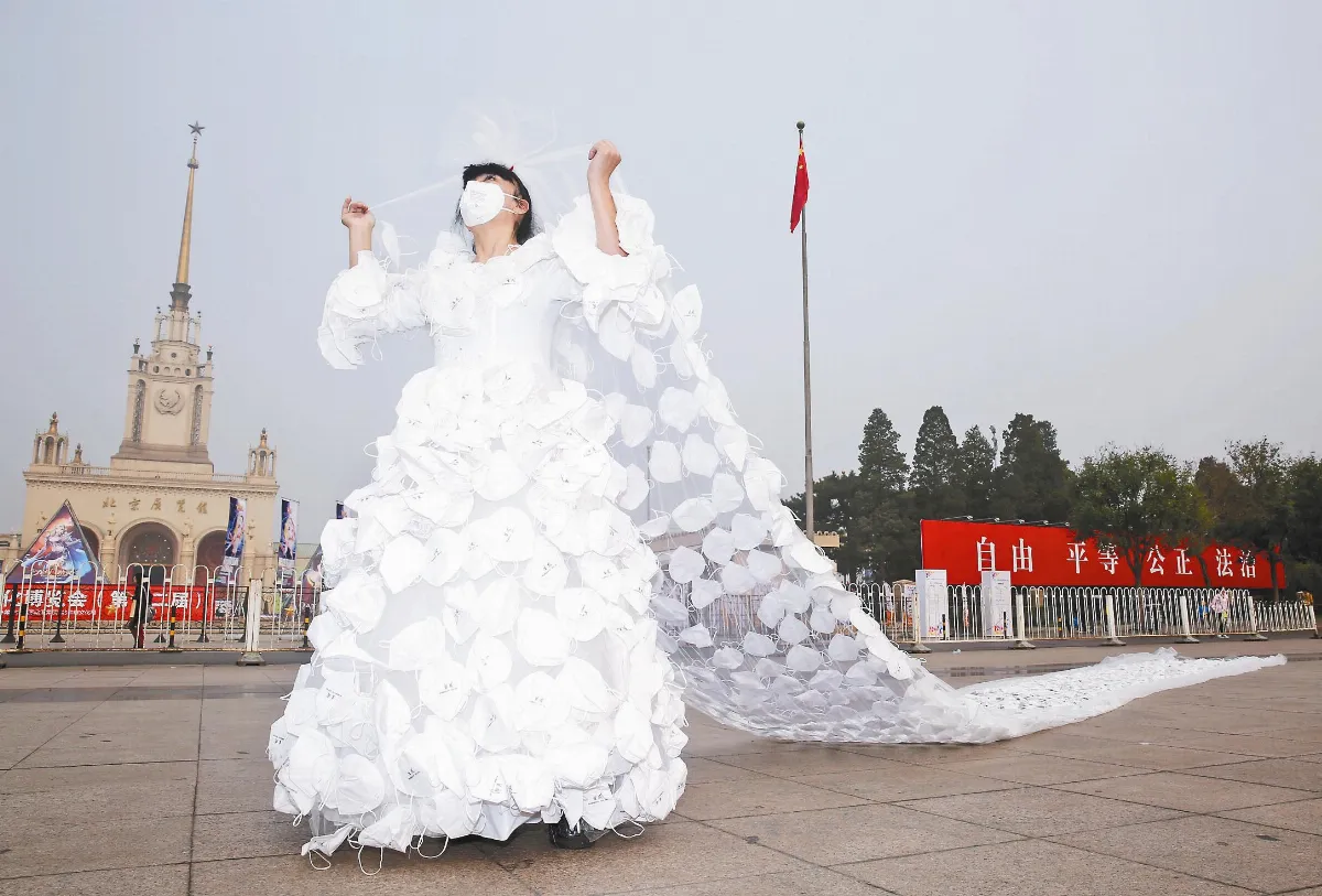 穿999口罩婚紗 嫁藍天