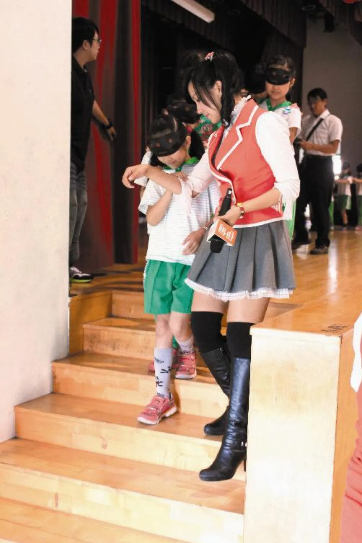生命教育 學童體驗身障不便