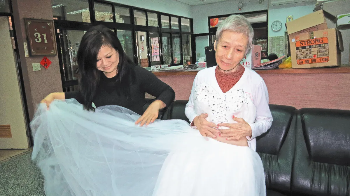 網友接力圓夢 70歲嬤拍婚紗