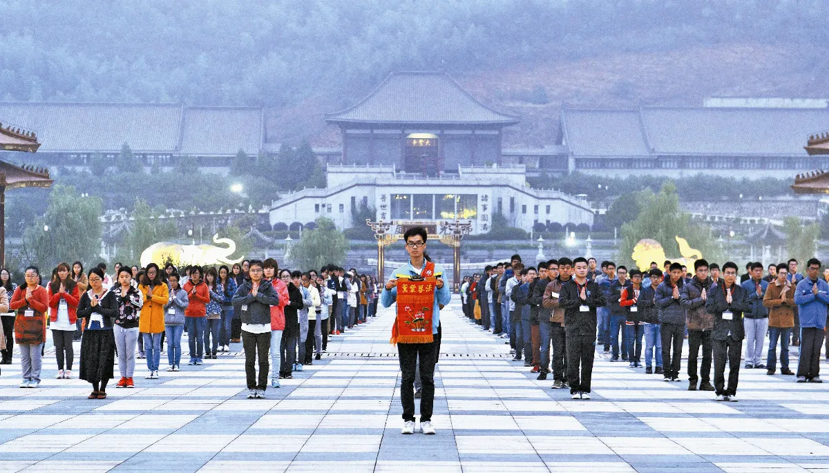 三步一拜 陸學子寺院心體驗